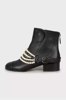 Leather boots with decor