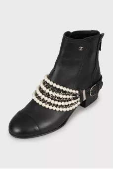 Leather boots with decor