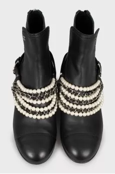 Leather boots with decor