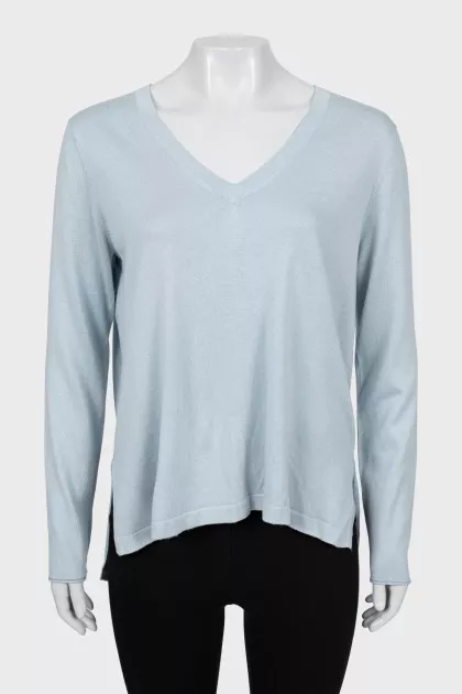 Blue pullover extended at the back