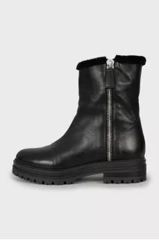 Insulated boots with silver zipper