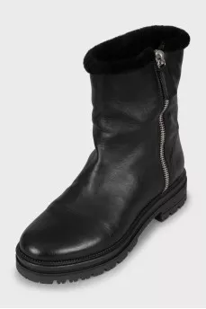 Insulated boots with silver zipper