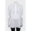 Loose-fitting blouse with lace