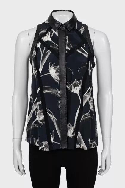 Sleeveless blouse with leather inserts