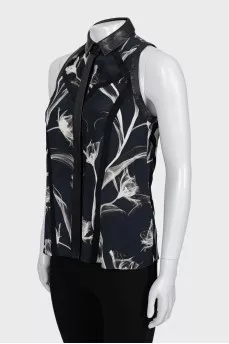 Sleeveless blouse with leather inserts