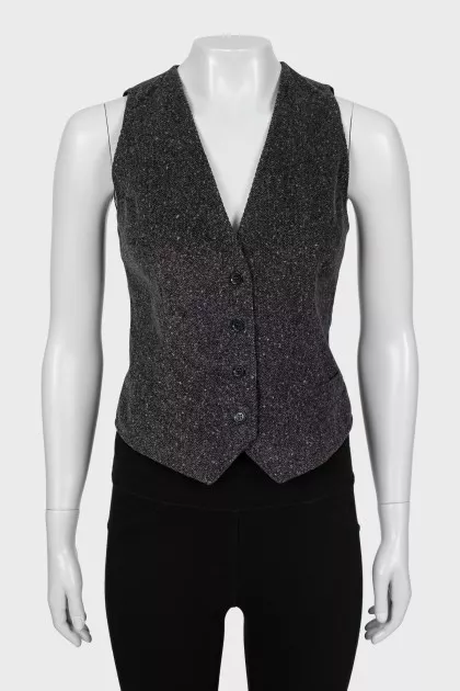 Fitted vest with buttons