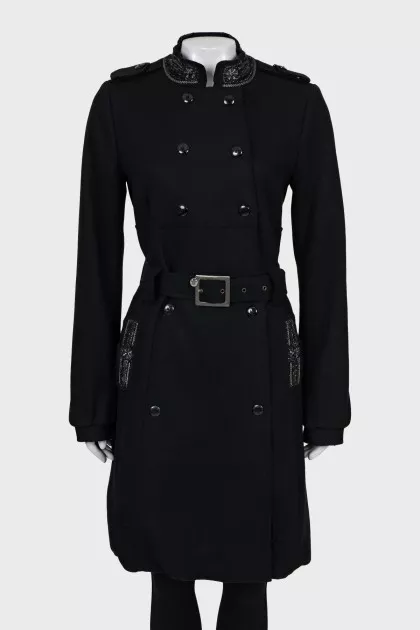 Fitted coat with decor