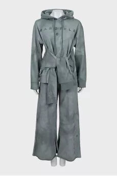 Tracksuit with tag