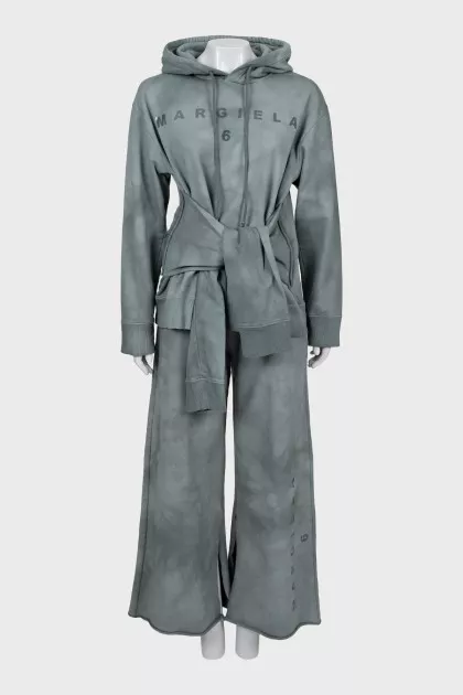 Tracksuit with tag