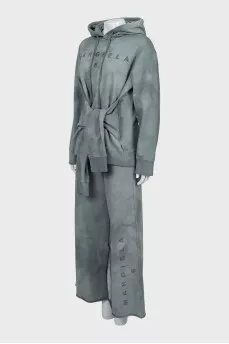 Tracksuit with tag