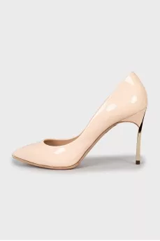 Patent leather shoes with metal heels