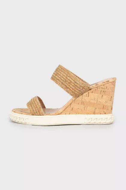 Sandals decorated with gold chains