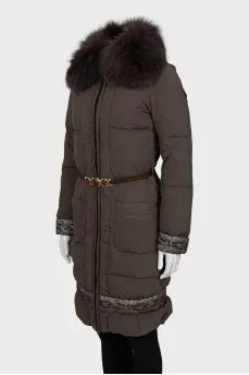 Приталенный пуховик со съемный мехом