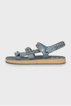 Leather sandals decorated with chain
