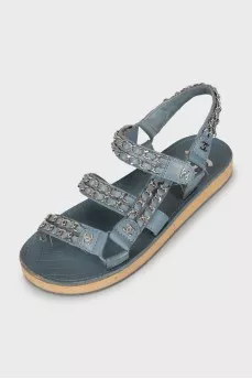 Leather sandals decorated with chain