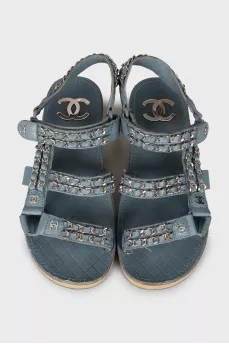 Leather sandals decorated with chain