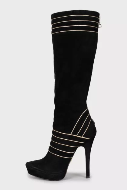 Suede boots with raised seams