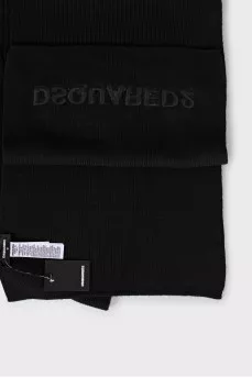 Knitted scarf with tag