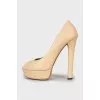 Beige open toe shoes