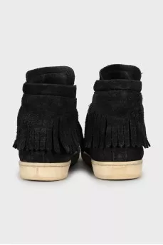 Suede sneakers decorated with fringes