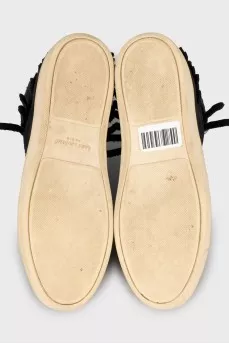 Suede sneakers decorated with fringes