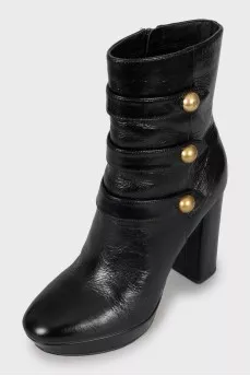 Кожаные ботильоны с золотистыми пуговицами