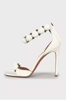 Lacquered sandals with decor