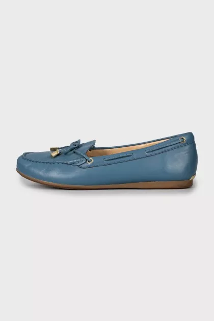 Leather loafers decorated with bow