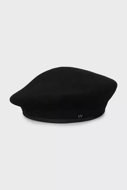 Wool beret with tag