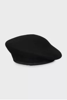 Wool beret with tag
