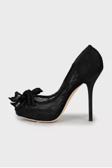 Lace shoes decorated with a bow