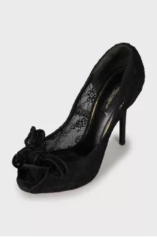 Lace shoes decorated with a bow