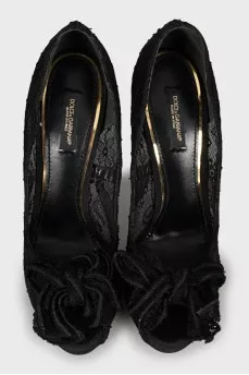 Lace shoes decorated with a bow