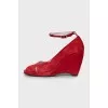 Suede shoes with figured wedges