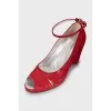 Suede shoes with figured wedges