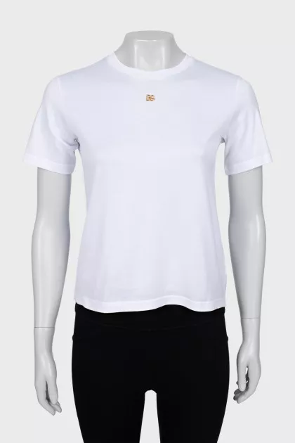T-shirt with metal logo and tag