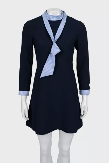 Fitted dress with detachable collar