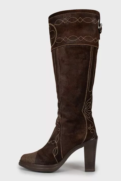 Suede boots with contrast stitching