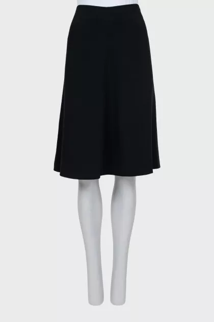 Black fitted skirt
