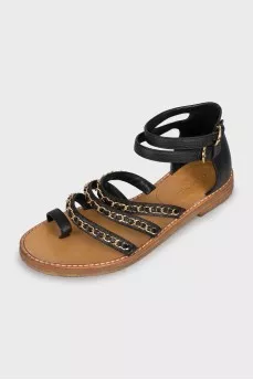 Leather sandals decorated with chains