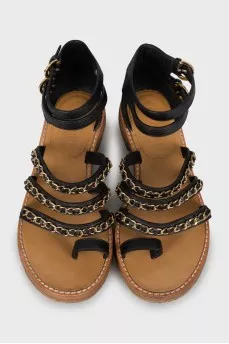 Leather sandals decorated with chains