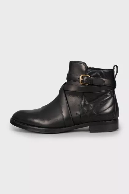 Leather boots decorated with a strap