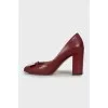 Leather shoes with metal bow