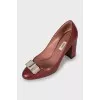 Leather shoes with metal bow