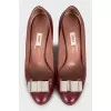 Leather shoes with metal bow