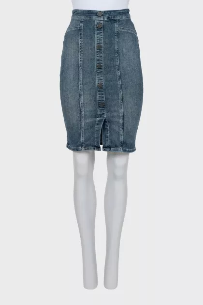 Denim skirt decorated with buttons