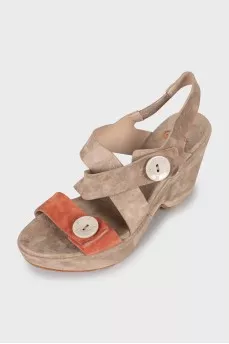 Suede sandals decorated with buttons