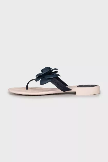 Rubber flip-flops decorated with flowers