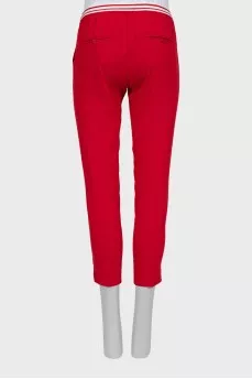 Cropped red trousers with arrows