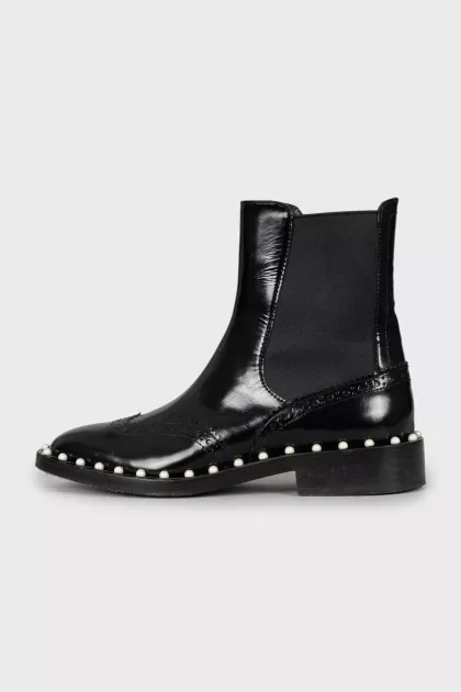 Leather boots decorated with pearls